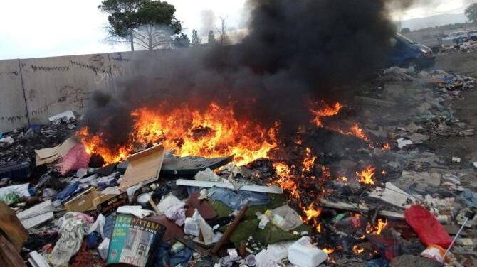Napoli, a fuoco i cassonetti dell’immondizia nel centro storico