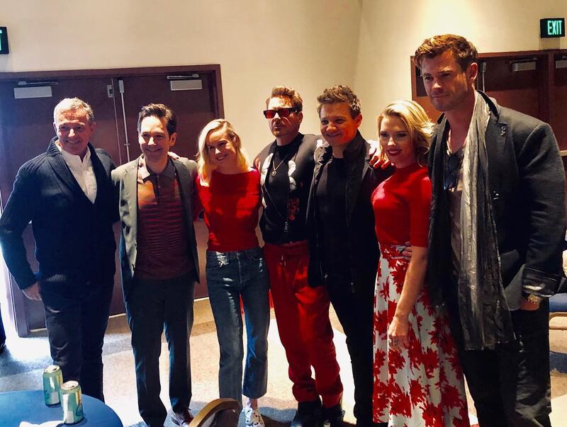Dopo aver cantato Blondie e i Beatles, gli eroi di Avengers EndGame si divertono insieme posando per i loro fan 4