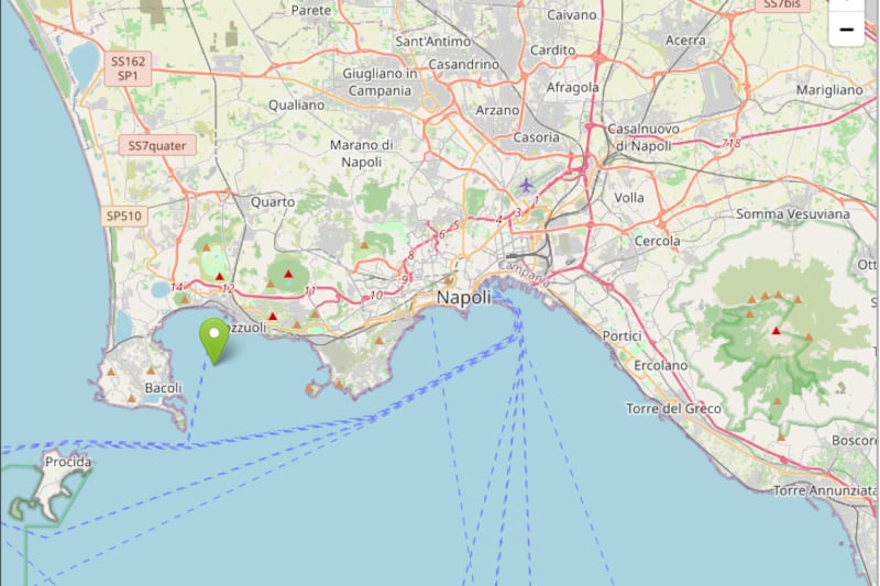 Forte scossa di terremoto a Napoli, magnitudo tra 3.7 e 4.2: gente in strada e blackout in diversi quartieri