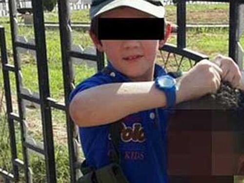 Il figlio del jihadista che regge la testa mozzata