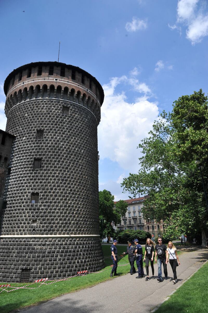 Crollano frammenti della torre: paura al Castello Sforzesco 3