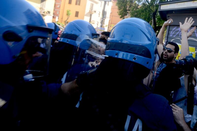 La polizia carica gli antagonisti 6