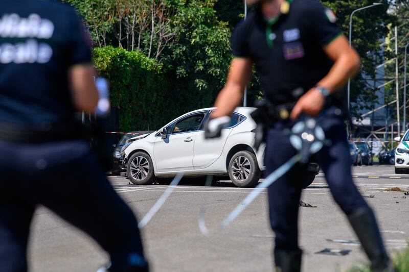 Incidente mortale in via Saponaro, Milano. Le immagini dell'auto rubata abbandonata dai pirati della strada 6