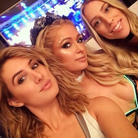 Paris Hilton hot, topless per il Selfie Day 9