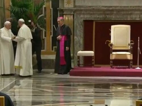 Papa Francesco a Ratzinger per i 65 anni di sacerdozio: "Lei serve ancora la chiesa"