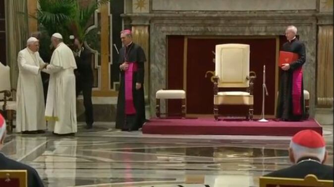 Papa Francesco a Ratzinger per i 65 anni di sacerdozio: "Lei serve ancora la chiesa"