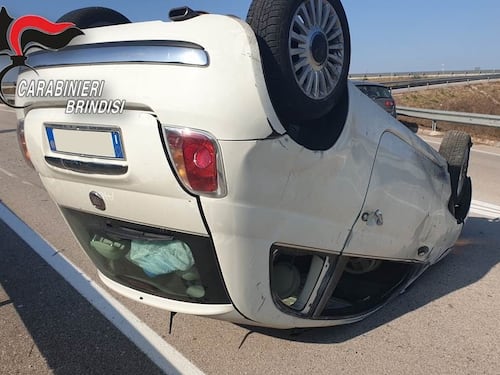 Si sottrae all'alt dei carabinieri e perde il controllo dell'auto: arrestato pusher