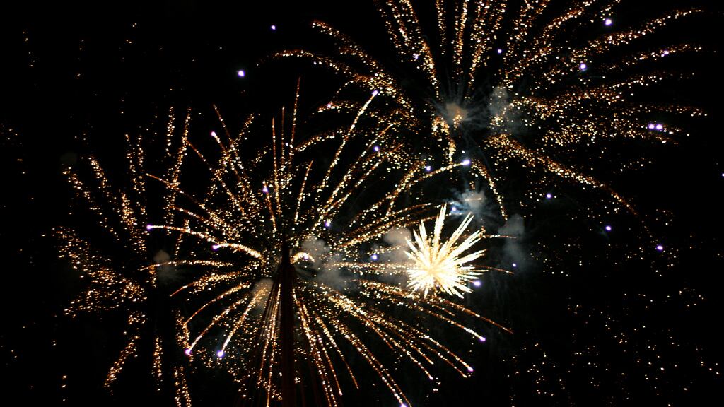 La Juventus esce dalla Champions: a Napoli festeggiano con i fuochi d'artificio