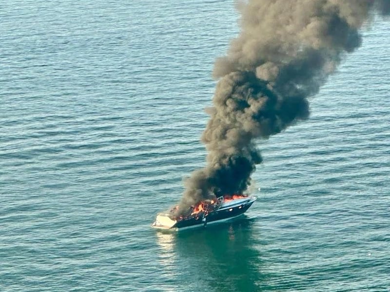 Yacht di 20 metri in fiamme al largo di Jesolo, 10 persone tratte in salvo