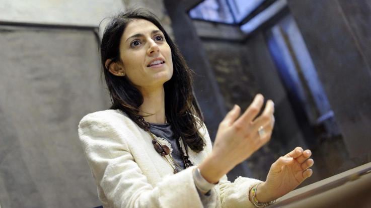 Raggi "paladina del diritto d'autore" che copia i programmi di altri