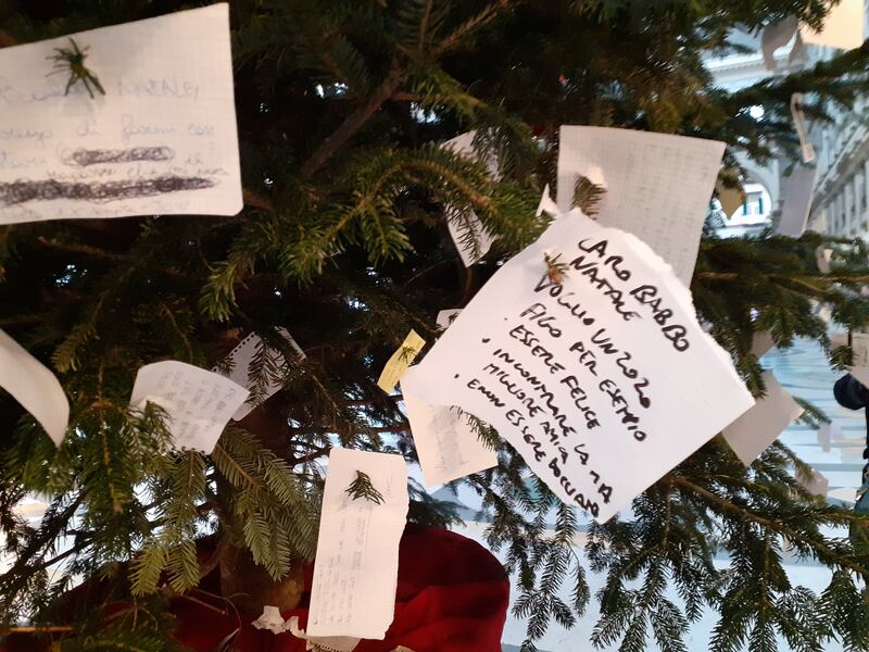 La tradizione si rinnova: l’albero di Natale Rubacchio torna nella Galleria Umberto 6