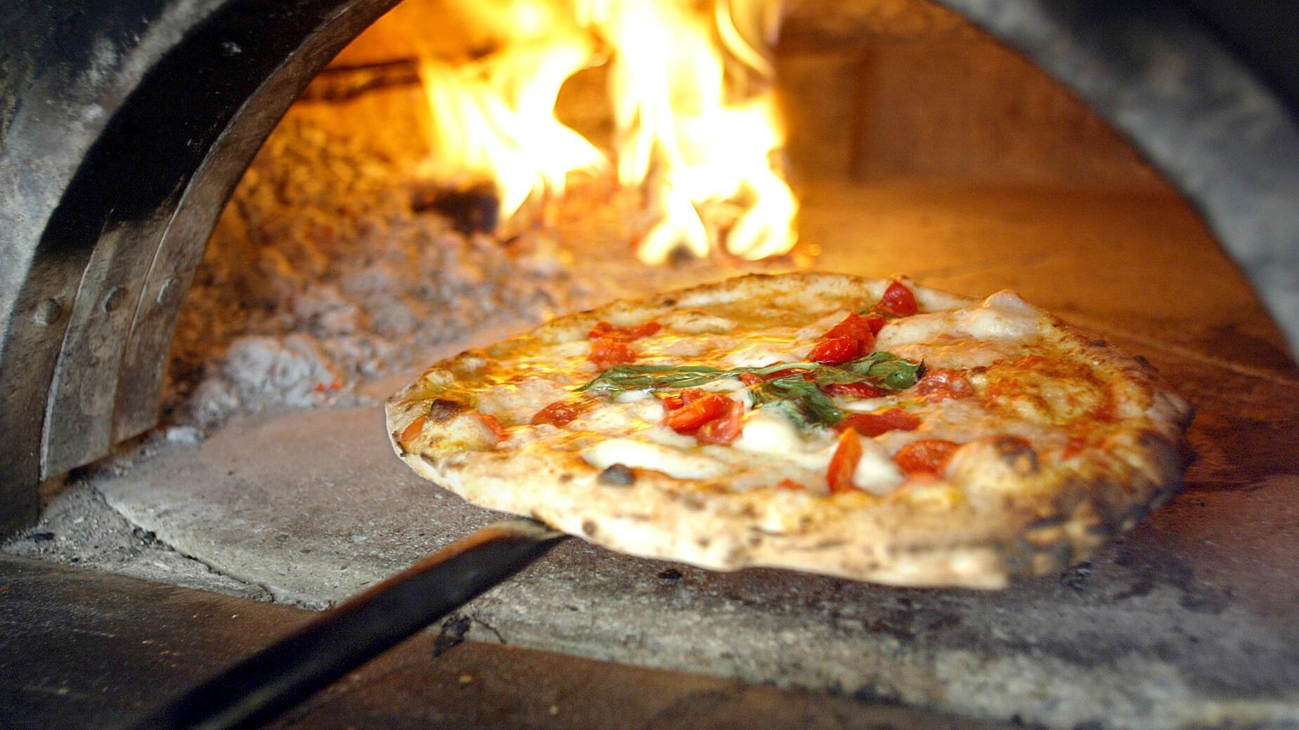 L'Italia pazza di pizza ha due capitali: Napoli per la Margherita Roma per tutte le altre