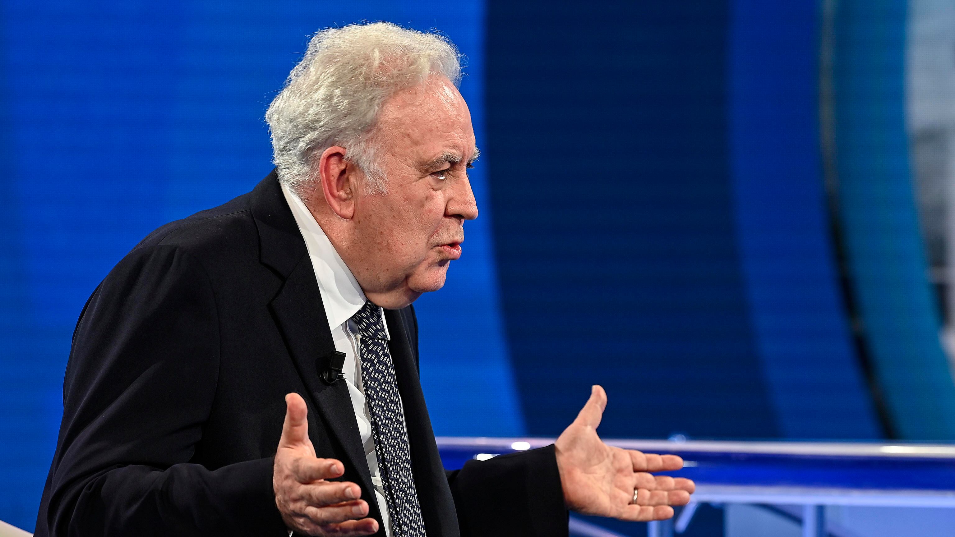 Santoro elogia il Cav "Ha spessore diverso dai politici di oggi"