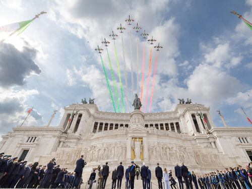 2 Giugno, la parata. Mattarella: "Impegno collettivo per tutela valori carta". Meloni: "80 anni di libertà e partecipazione"