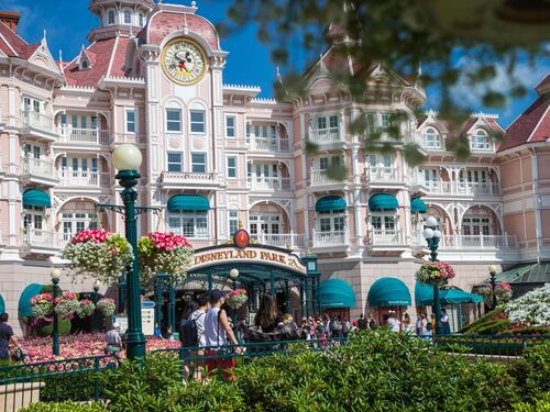 Il Pride di EuroDisney fa infuriare le famiglie (e pure gli attivisti Lgbt)