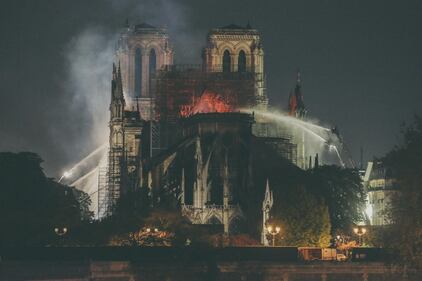 Notre Dame in fiamme: le foto del salvataggio 3