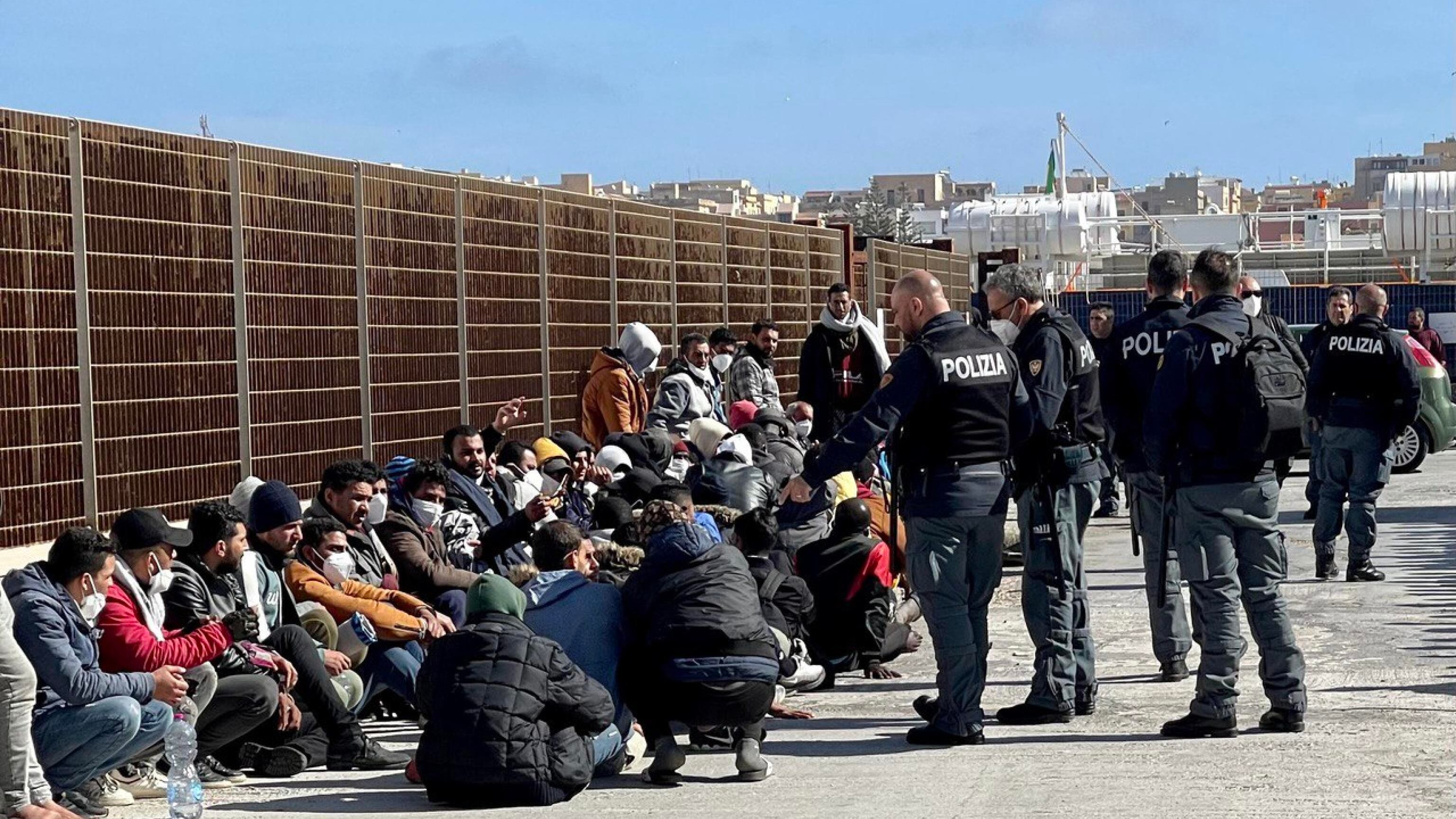 Lampedusa esplode: mille già trasferiti