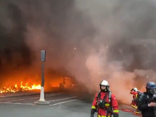 Parigi, disordini per un rapper: maxi incendio alla stazione