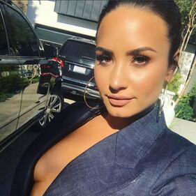 Demi Lovato sensuale in piscina 9