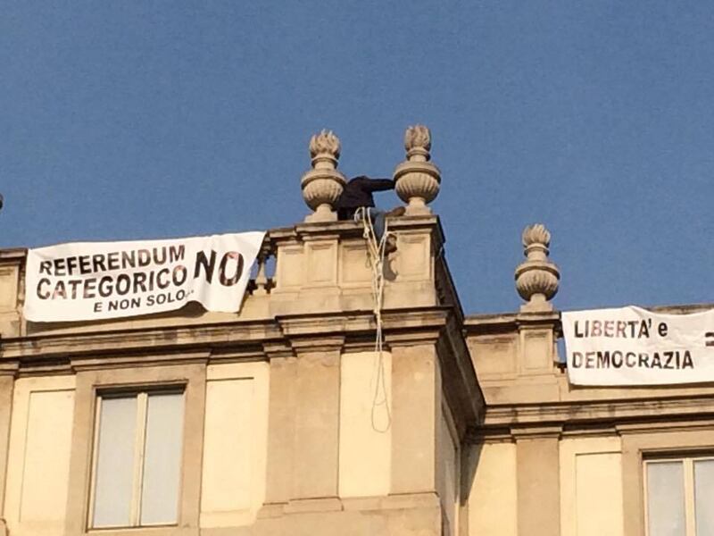 Milano, sul tetto della Scala per protesta 3