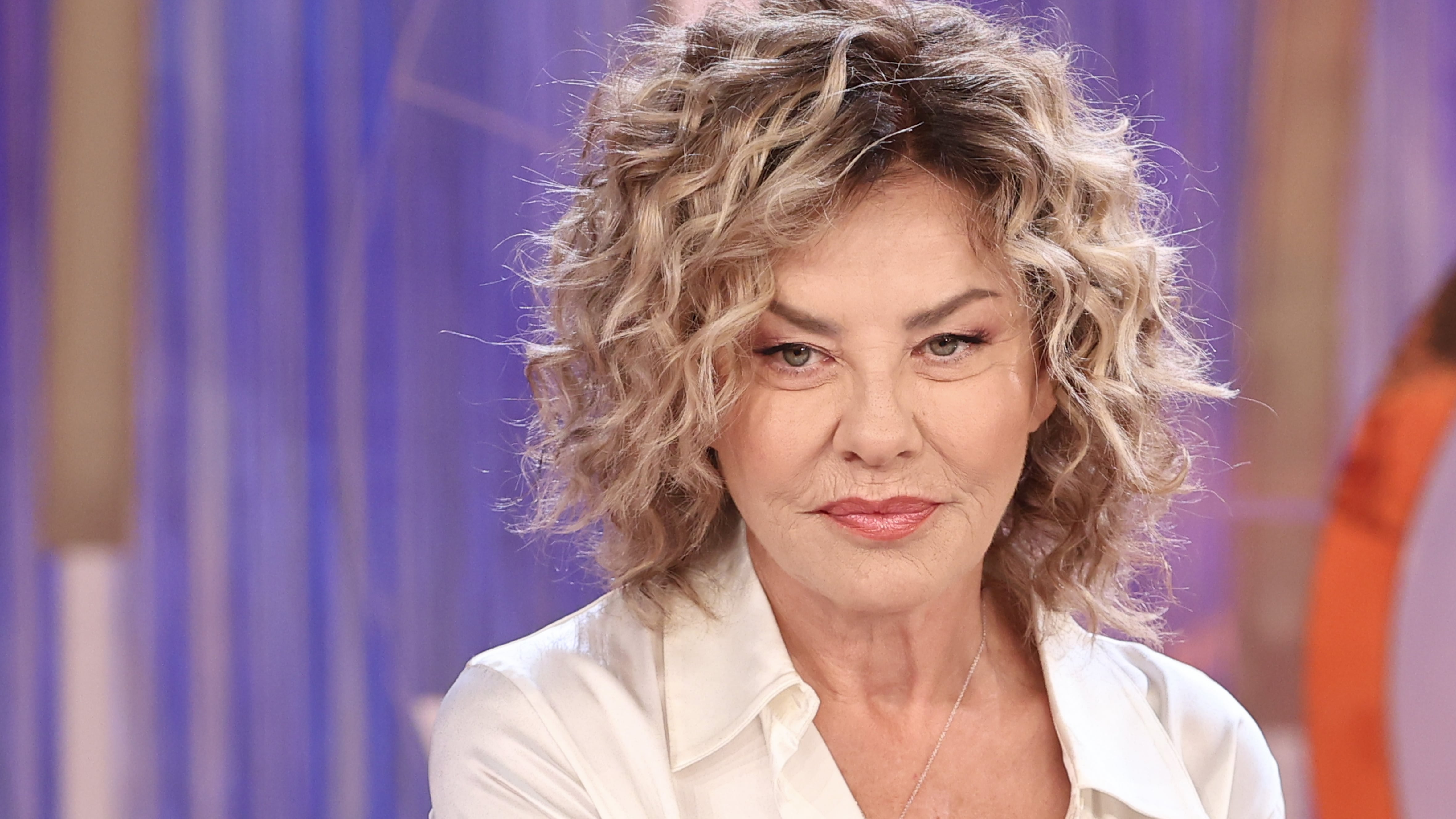 Eva Grimaldi operata d'urgenza al seno: "Per una protesi ho rischiato la vita"
