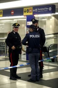 Milano, i soccorsi dopo l'aggressione in centrale 17
