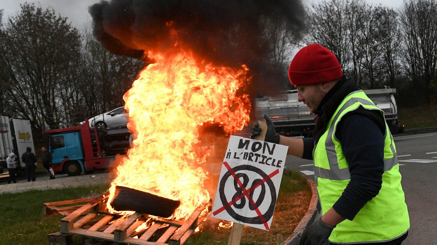 I gilet gialli snobbati da Macron. Il governo francese tira dritto