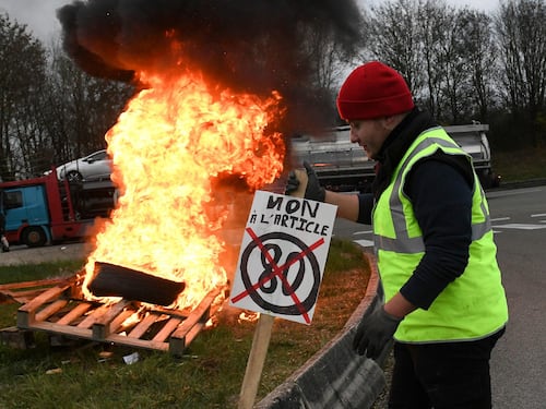 I gilet gialli snobbati da Macron. Il governo francese tira dritto