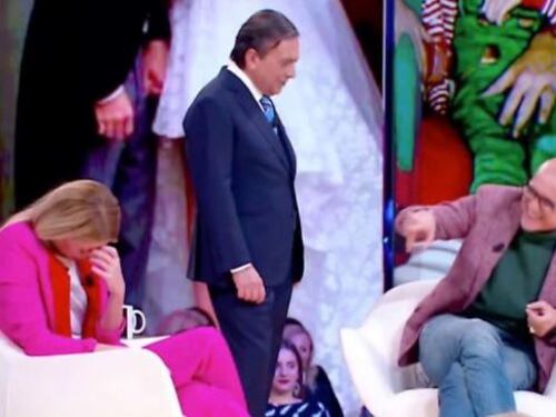 "Ho alcune foto comprometti di tuo figlio". Marcuzzi messa in imbarazzo in tv