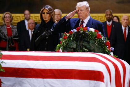 Trump rende omaggio a Bush 3