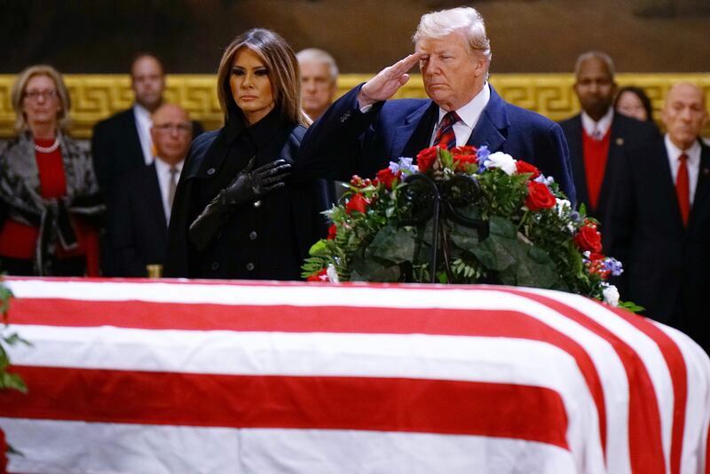 Trump rende omaggio a Bush 3