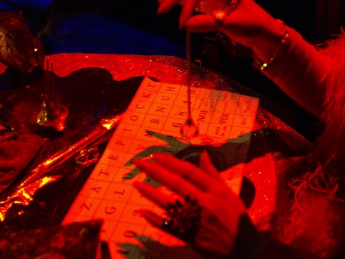 Stupri e botte dai satanisti. Arrestati i genitori aguzzini