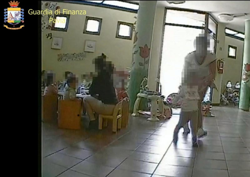 Maestra d'asilo maltrattava i bambini: le immagini delle fiamme gialle 1