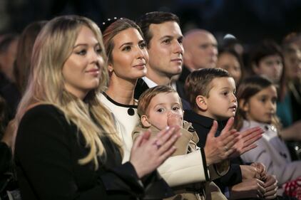 Ivanka Trump elegante in rosso: i bimbi giocano con la gonna 4