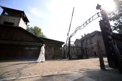 Il Papa in visita ad Auschwitz 7