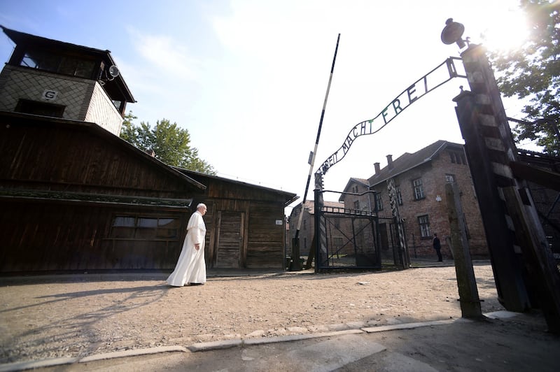 Il Papa in visita ad Auschwitz 7