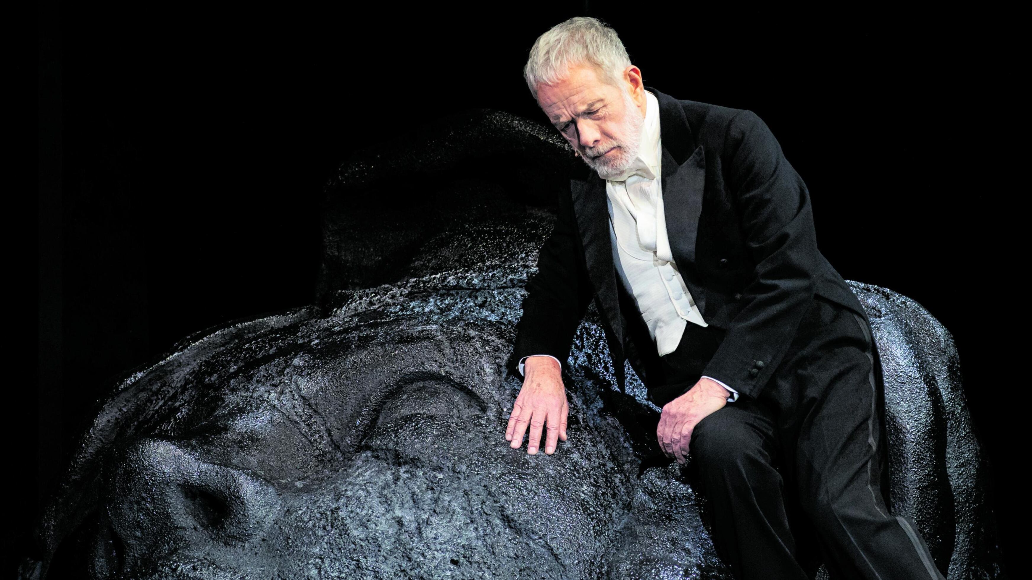 "Il teatro è la mia felicità. Ma ogni felicità ha dentro di sé una maledizione"