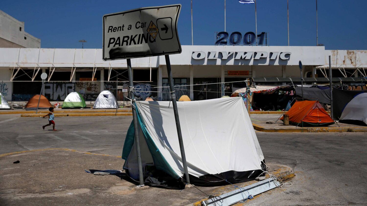 Grecia, il villaggio olimpico del 2004 invaso dai migranti