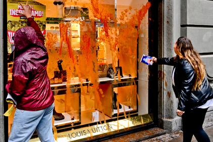 Giovani imbrattano con salsa di pomodoro le vetrine di Gucci, Prada e Louis Vuitton 2