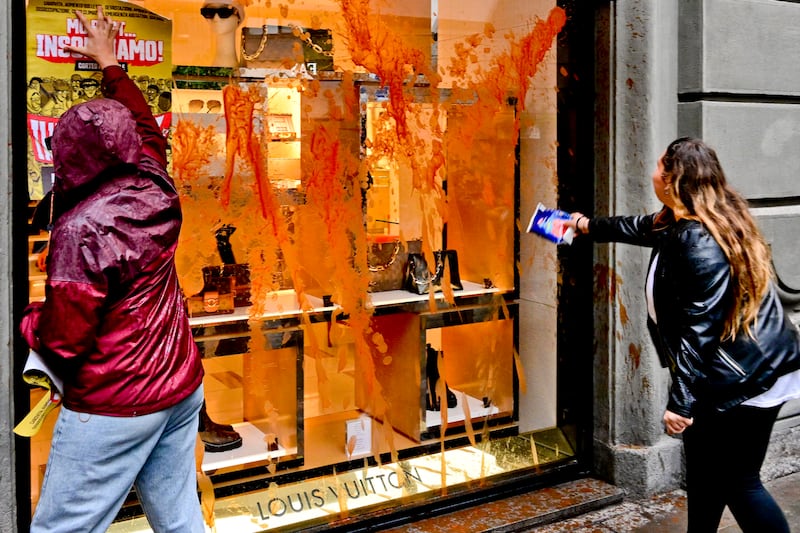 Giovani imbrattano con salsa di pomodoro le vetrine di Gucci, Prada e Louis Vuitton 2