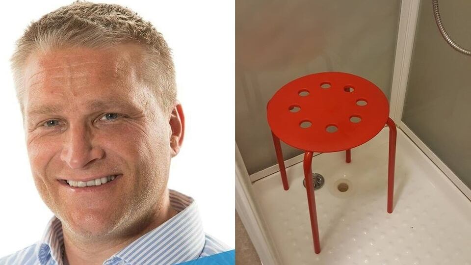 Il testicolo incastrato nello sgabello Ikea: la denuncia del 45enne