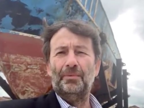 Franceschini posa col barcone: "Dopo mesi di odio, l'umanità"