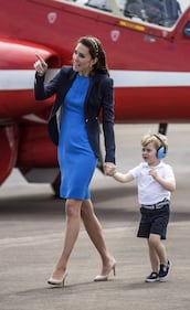 Che capricci, principe George! Tutte le foto alla base militare della Raf e dello "scivolone" sexy di Kate 4