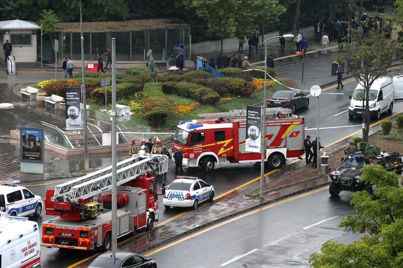 Attentato in Turchia: kamikaze si fa esplodere davanti al ministero degli Interni ad Ankara 1