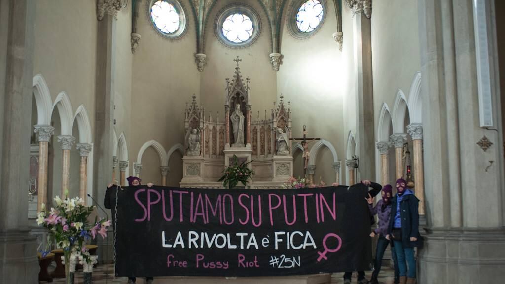 Striscione contro Putin: "La rivolta è fica"