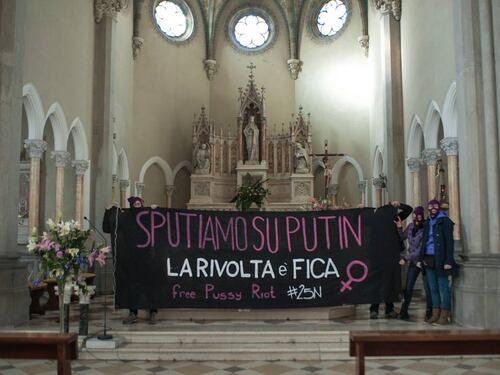 Striscione contro Putin: "La rivolta è fica"