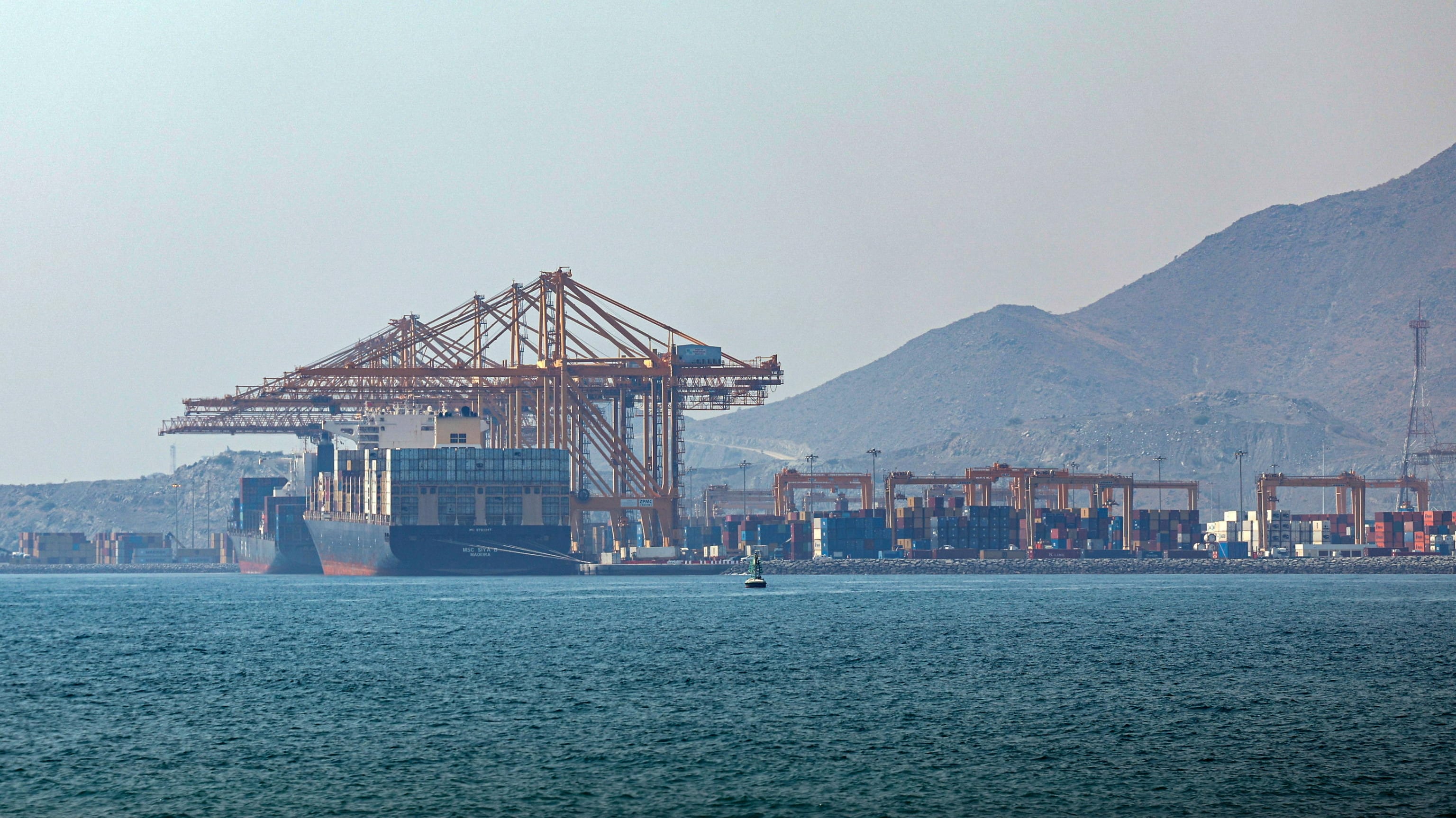 Dietrofront Trump sulla "tassa Hormuz". Ma riparte il blocco