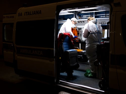 Orrore con la fiocina: ammazza la madre poi finisce in ospedale con l'arpione nell'occhio