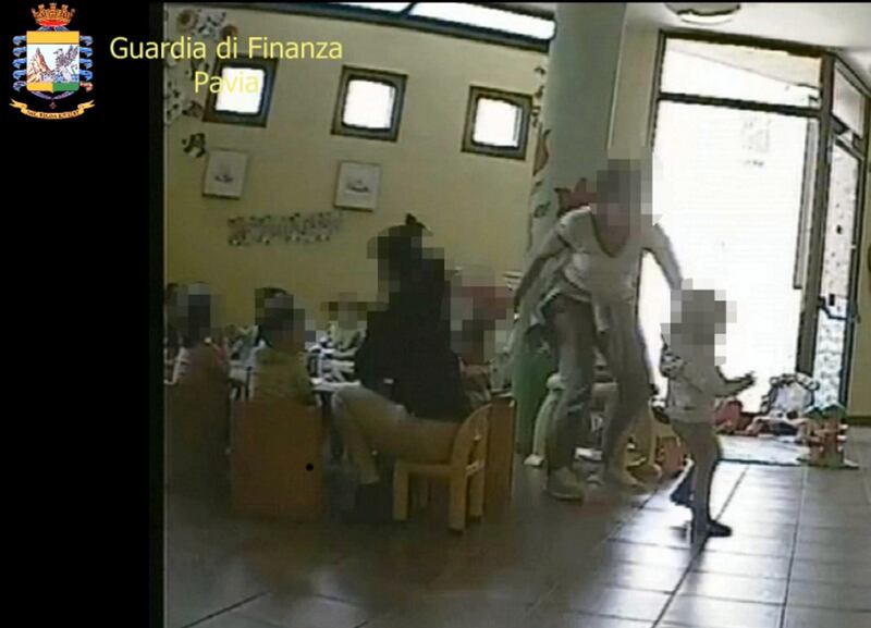 Maestra d'asilo maltrattava i bambini: le immagini delle fiamme gialle 6