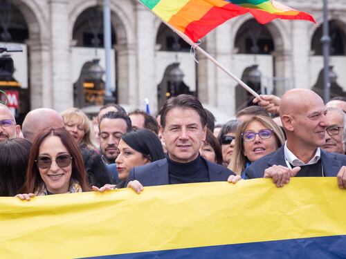 La sinistra in piazza sfrutta la pace per fare la guerra a governo e Ucraina. Contestato Letta